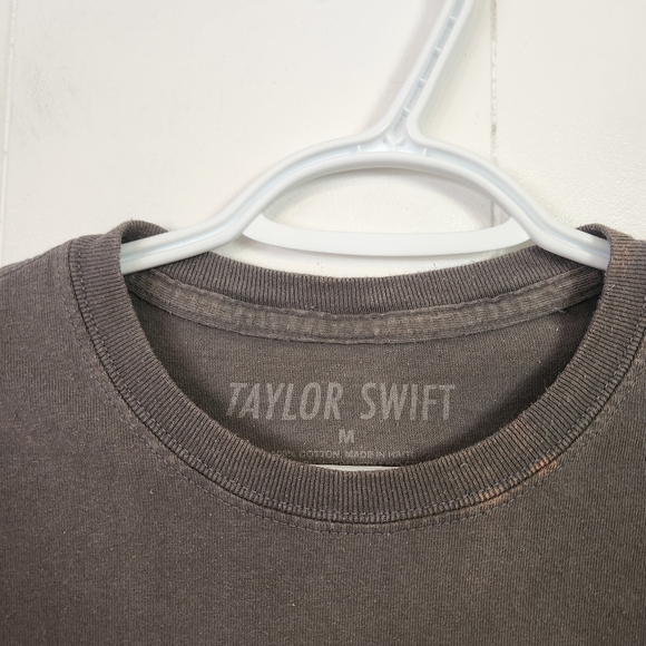 Taylor Swift Official Merch RED Album Taylors Version TV T-Shirt Womens Medium - Picture 3 of 10